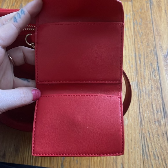 Steve Madden  leather bag with cross body strap, card holder and gold hardware - Picture 5 of 5